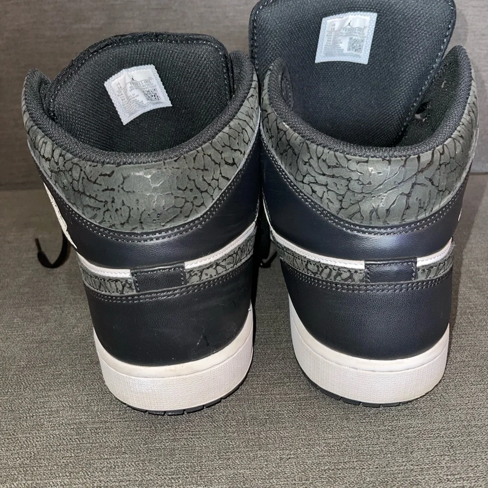 Nike Black and White High-Top Jordan 1 Sneakers with Crackle Pattern - Picture 5 of 6